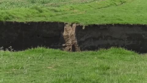 Socavón de más de 60 metros aparece en el centro de México debido a una falla geológica