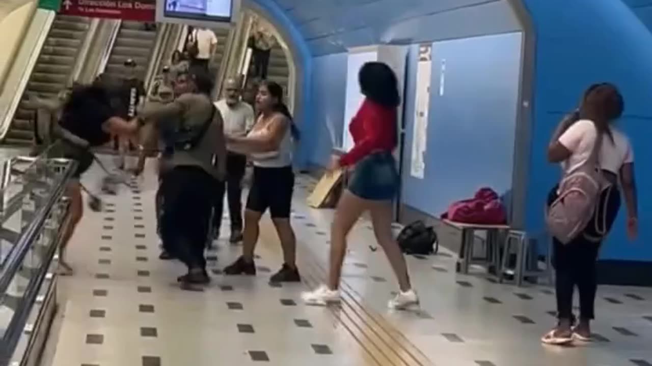 Three Women Fight Attacker while || USA Shot