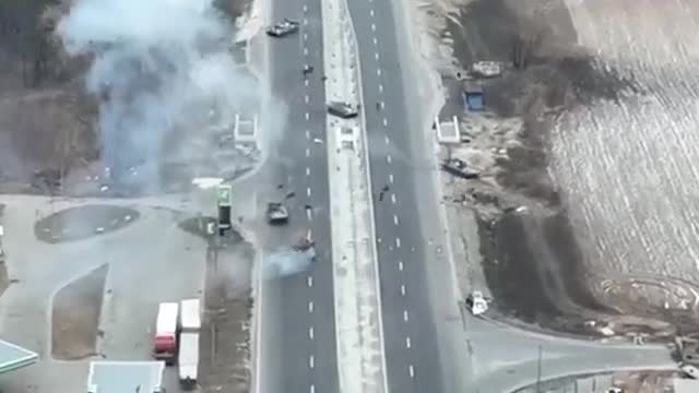 Video of Ukraine blocking Russian tanks from approaching Kyiv. @Flash_Update_Ukraine_War ⚡️⚡️⚡️