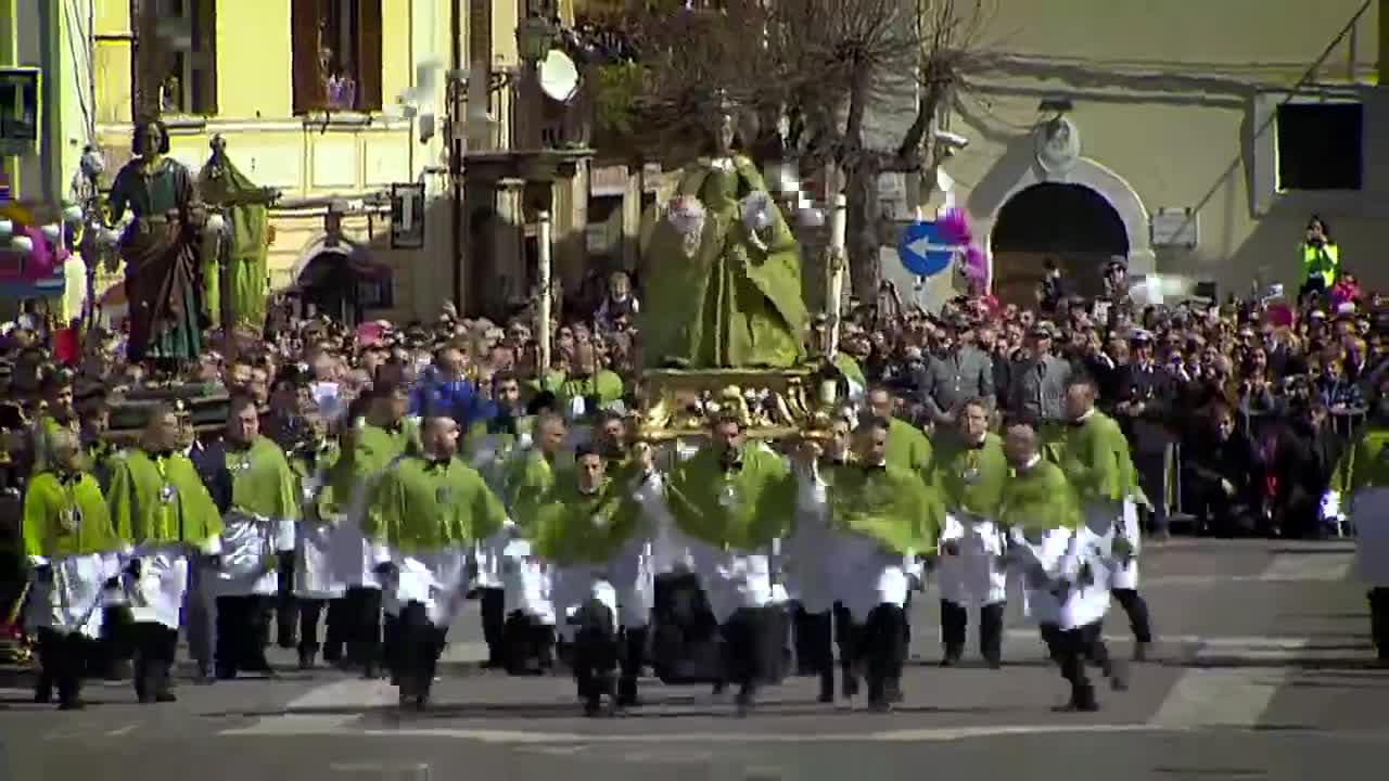 Nossa Senhora que foge na praça em Sulmona (Itália)