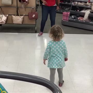 Empleada de Target tiene una fiesta de baile espontánea con una niña