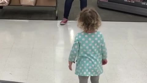 Empleada de Target tiene una fiesta de baile espontánea con una niña