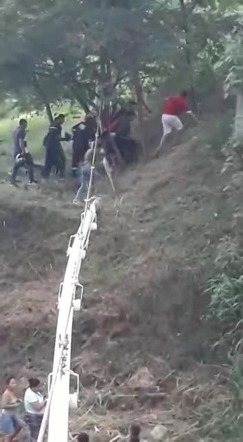 Motociclista sobrevivió a caída desde un puente en Floridablanca