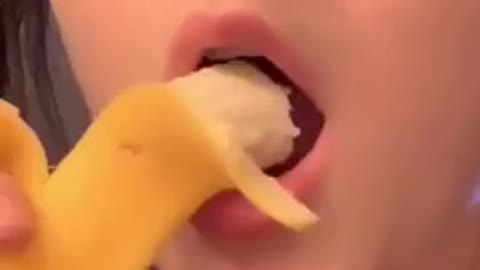 How to eat banana 😂 🤣