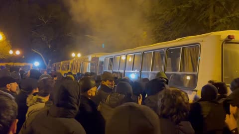 В Сухуми оппозиция пытается прорваться к администрацию Бжания