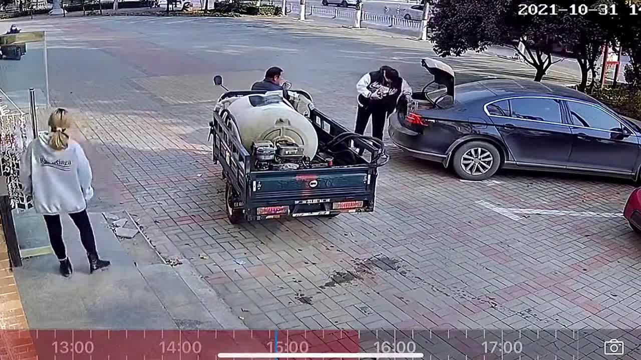 Sanitation worker washes car for man who gave bottled water to him