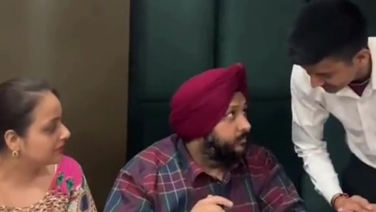 वाह क्या टिप दी सरदार जी ने | Tip funny video #youtubeshorts #funnyshorts #shorts #funnypeople