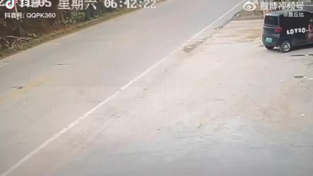 Accident of Te$la in China , auto drive at high speed damage