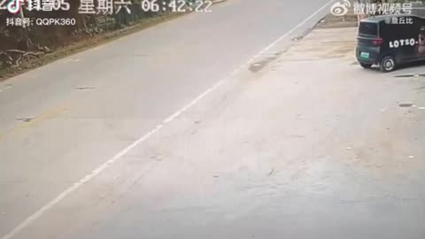 Accident of Te$la in China , auto drive at high speed damage