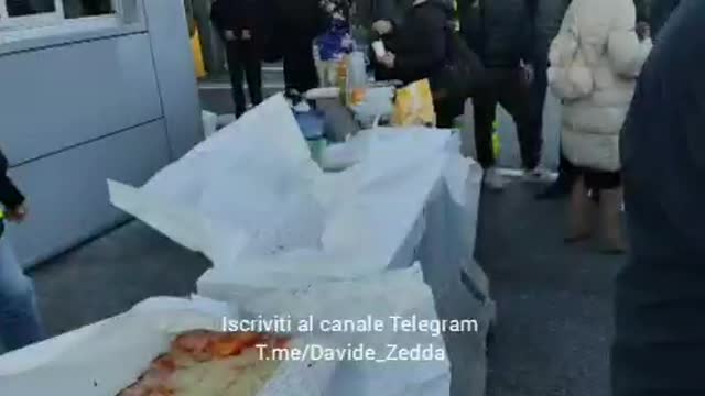 Portuali di Treiste, i cittadini portano il cibo ai patriotti, chiunque può, partecipi