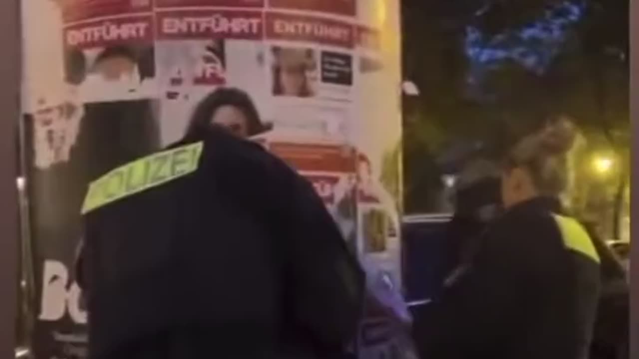 Berlin: Polizei reißt Plakate der entführten israelischen Kinder ab