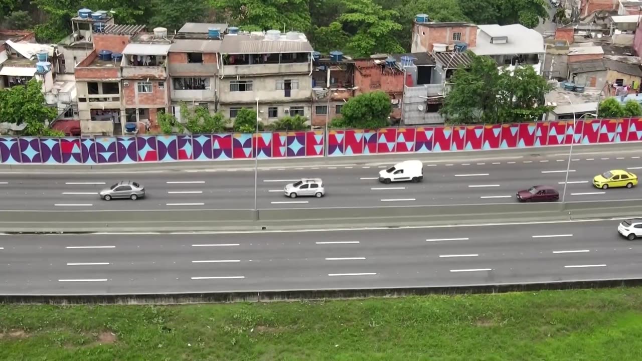 G20: Brazil erects colorful walls to hide favelas from leaders