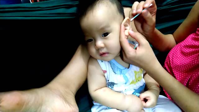 Baby's cute face when picking ears