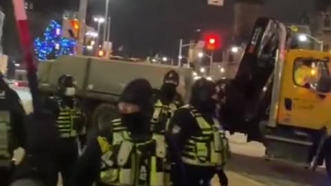 Ottawa Police Back Down to Freedom Convoy Protesters