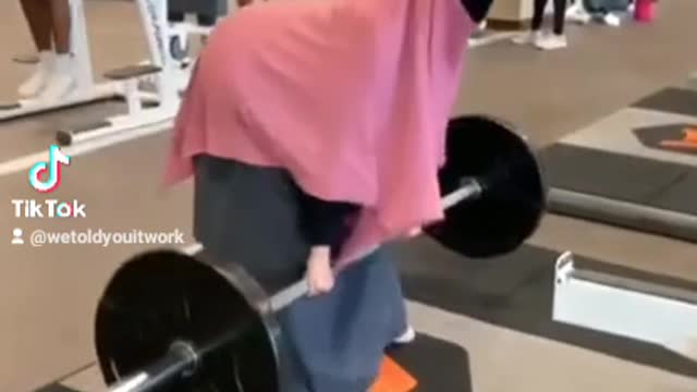 They did not expect that this girl is a heavy lifter...