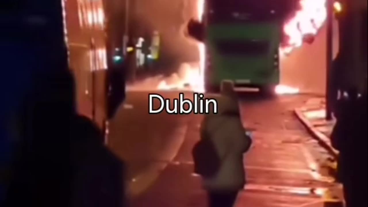 DUBLIN - PROTEST IN DUBLIN. A bus is on fire 💥