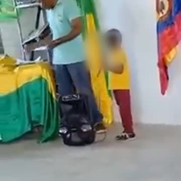 Profesora golpea a niño