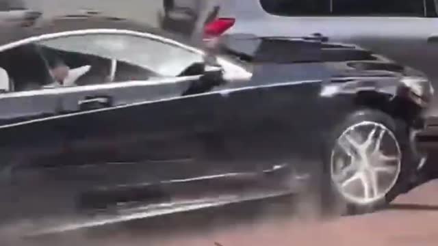 NYC: Mercedes Crashes Into SUV & Robs Driver At Gun Point