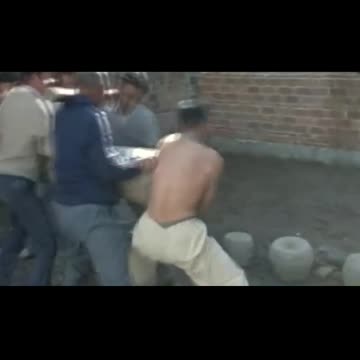 Big wood hits man's belly real kongfu