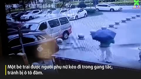 The driver of the car crashed wildly, 3 people were lucky to escape death