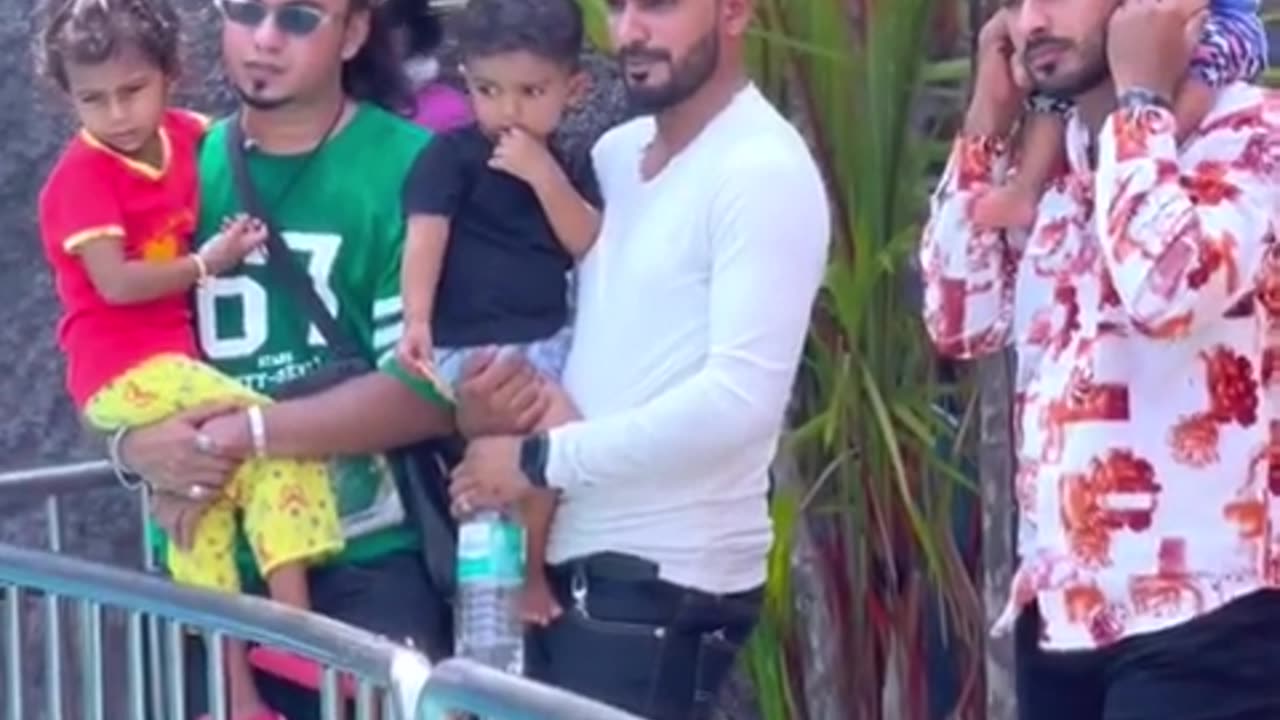 Mery sath Kon Kon Nahai ga jaldi ajao