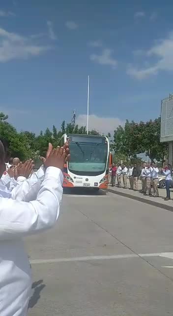 Reciben a conductores de Transcaribe con aplausos