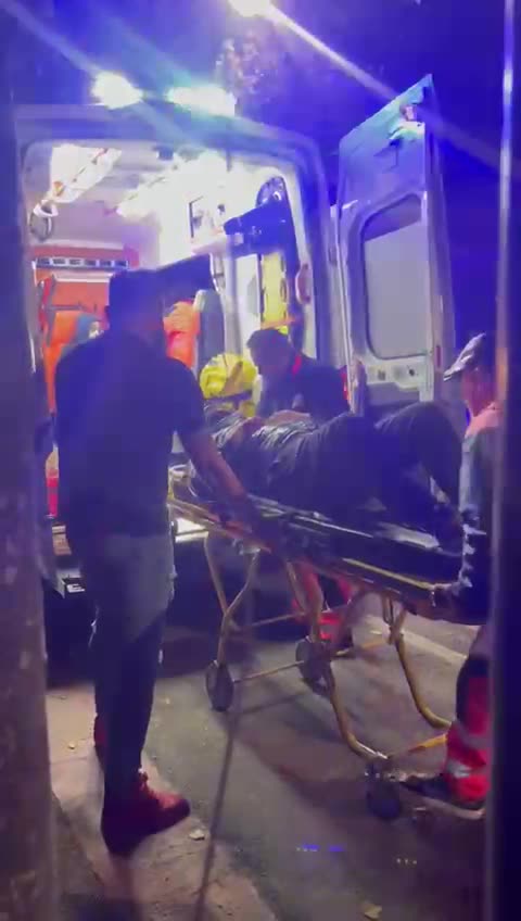 Makina përplas motorin në Tiranë, drejtuesi përfundon në spital