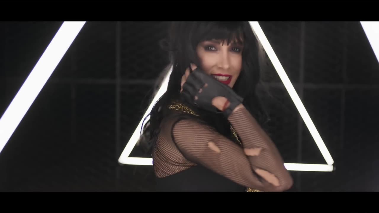 Hande Yener Ft. Serdar Ortaç - İki Deli