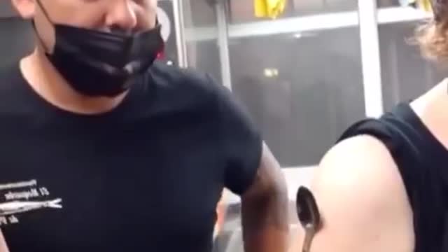 Δείτε πως κολλά το κουταλάκι σε εμβολιασμένη