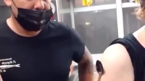 Δείτε πως κολλά το κουταλάκι σε εμβολιασμένη