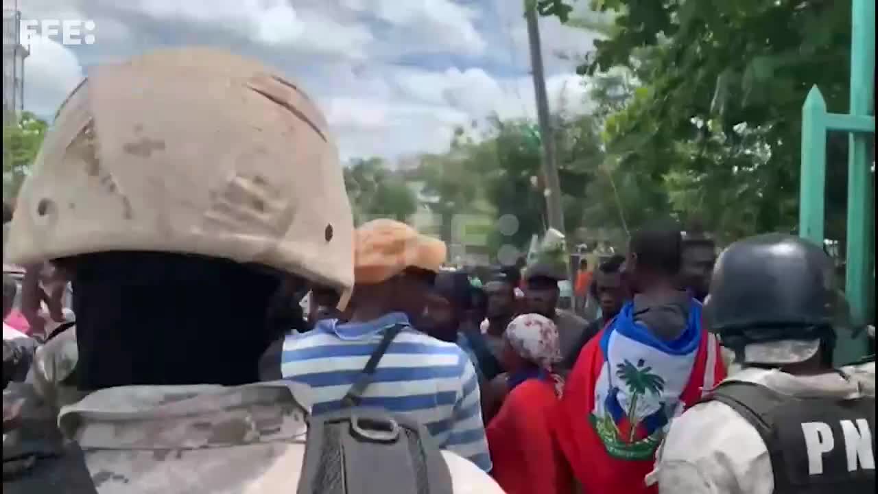 Manifestantes haitianos causan destrozos en el aeropuerto de Les Cayes