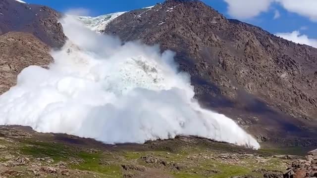 Tourists filmed the descent of the glacier in Kyrgyzstan.