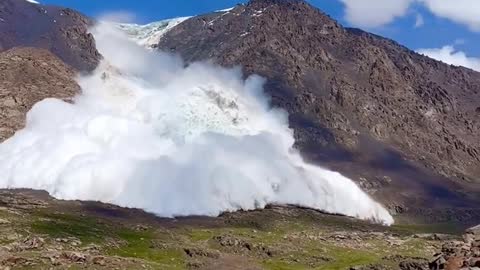 Tourists filmed the descent of the glacier in Kyrgyzstan.