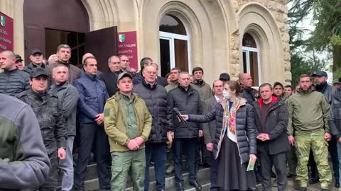 Аслан Бжания вышел к собравшимся у администрации - 11.03.2021