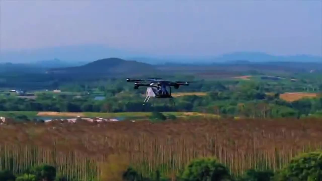 🇨🇳 Chinese EV maker Xpeng unveils new modular flying vehicle, named the Land Aircraft Carrier.