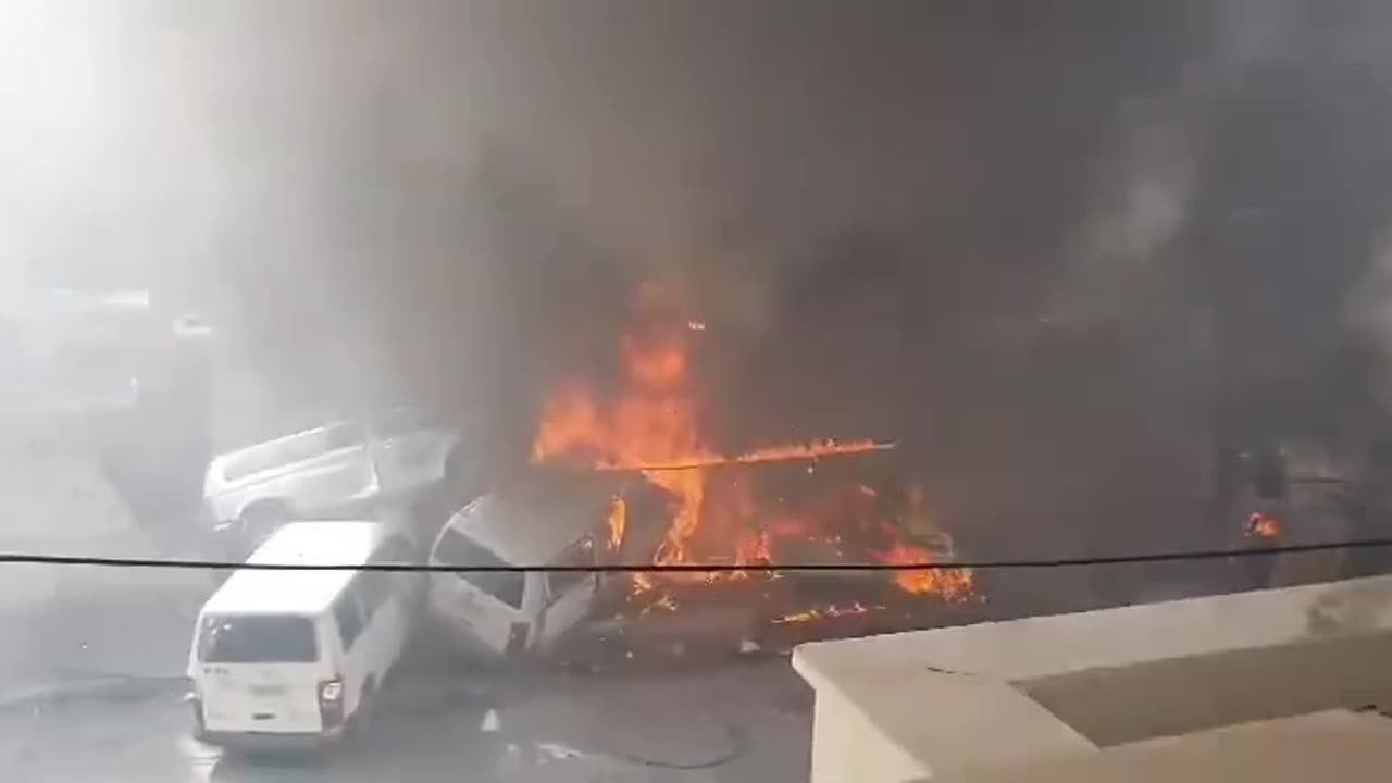 L'aviazione israeliana ha bombardato un convoglio ....
