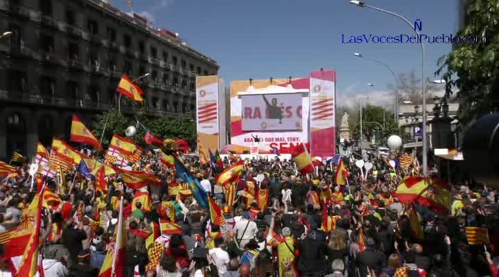 Más de 200 mil personas denuncian la «tiranía del independentismo racista» en Barcelona