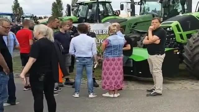 German and Dutch farmers block distribution center in Ter Apel