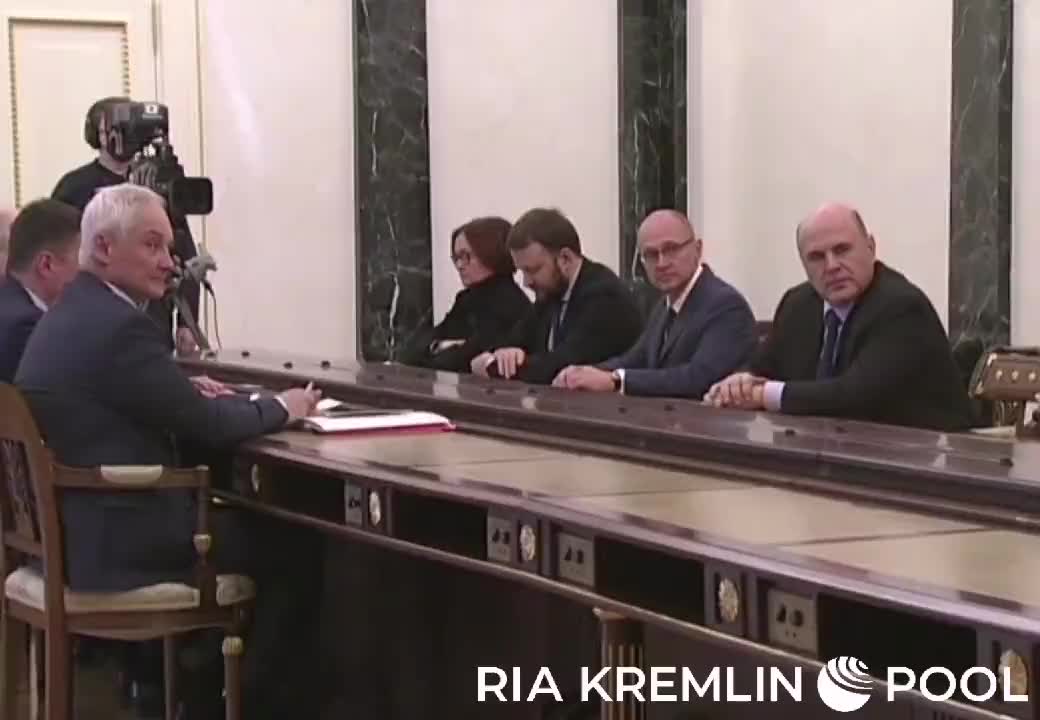 Putin begins his emergency economic meeting in response to sanctions