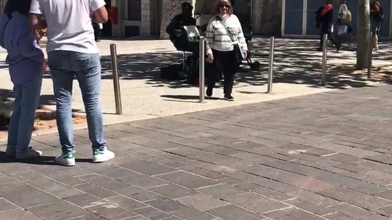 Musician in Antibes, Italy - https://aaronlordson.com/