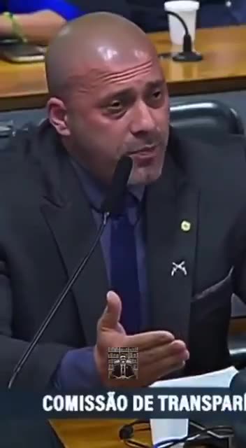 AM e o amigo do amigo do meu pai perseguem o Daniel Silveira.