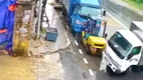 These truck drivers need to be more careful when operating giant vehicles! 🚚🤯