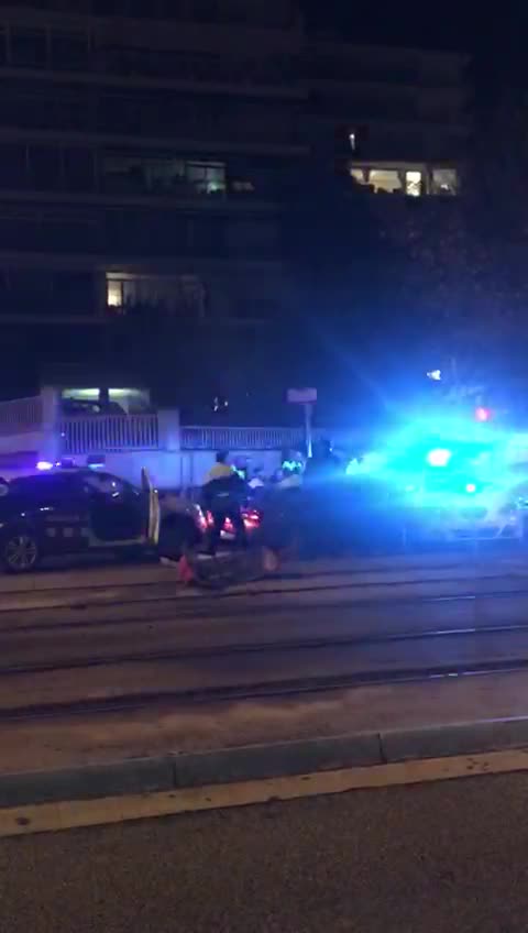 Muere tras persecución en coche, 4 mozos de baja y 6 coches policiales rotos