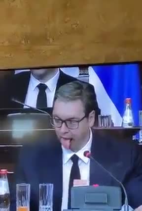 Organic robot, Serbian president Vucic is glitching in live speech