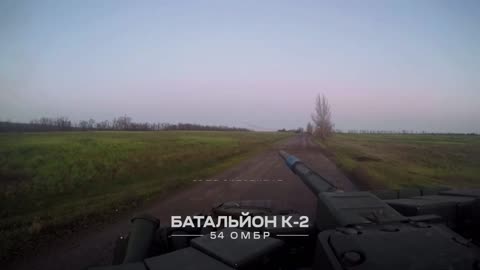 Incredible Footage of Ukrainian Tanks and IFV Push Russians Out of a Town Near Bakhmut