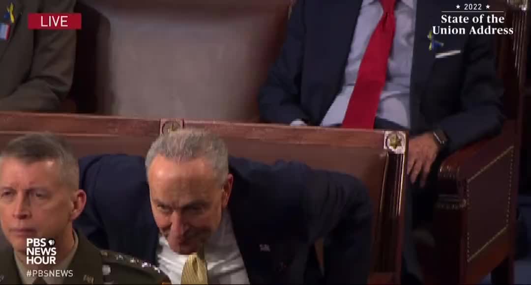 Chuck Schumer Awkwardly Fails at Clapping