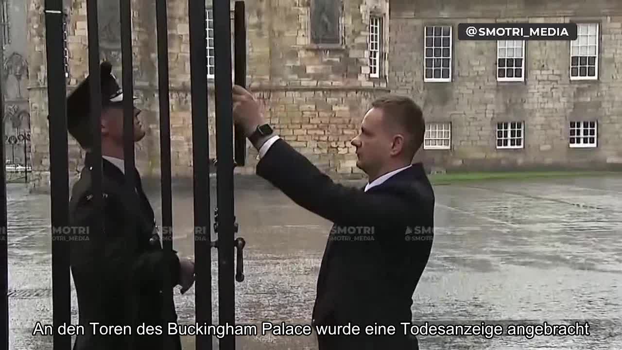 An den Toren des Buckingham Palace wurde eine Erklärung über den Tod von Queen Elizabeth II. ausgeh