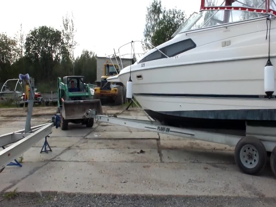 Launch boat (Bayliner 2655 Ciera). Спуск катера на воду.