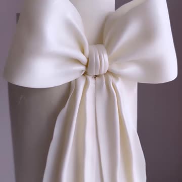 Трендовый бант и жемчуг на свадебном торте 🎀