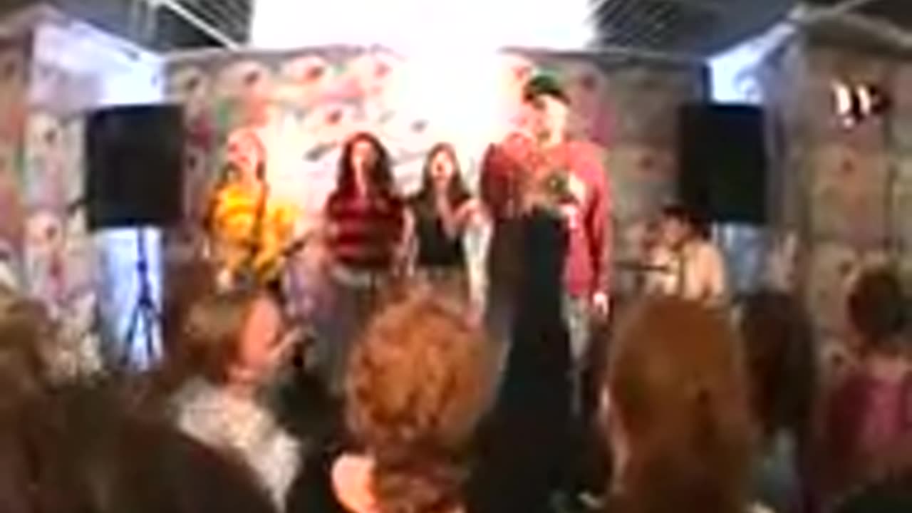 Junior Senior - Shake Your Coconuts (VIDEO)